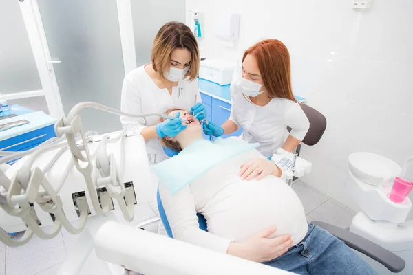 Donna incinta nello studio dentistico, trattamento dentale per le donne incinte — Foto Stock