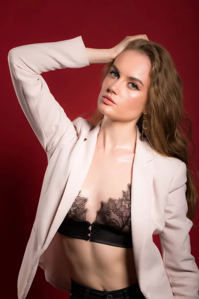 Portré egy fiatal szexi nő a piros háttér — Stock Fotó