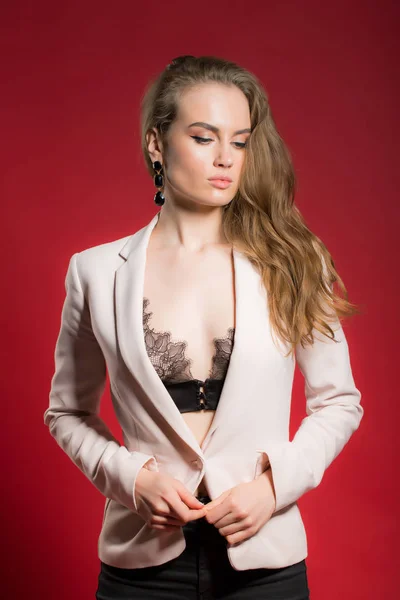 Retrato de una joven mujer sexy sobre fondo rojo — Foto de Stock