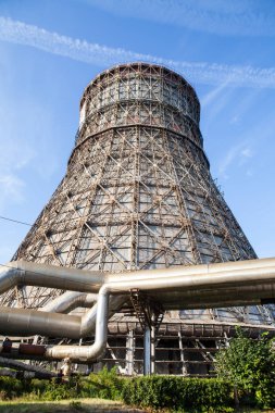 Soğutma Kulesi mavi gökyüzü güç istasyonu