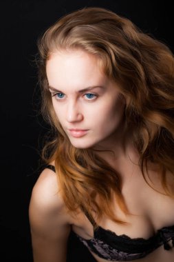 siyah bir arka plan üzerinde siyah iç çamaşırı genç, atletik ve seksi kadın portresi