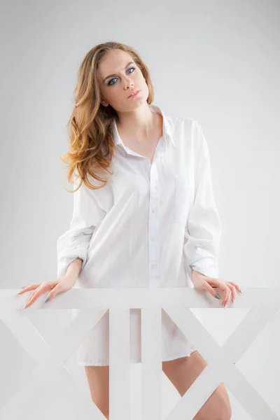 Fiatal gyönyörű nő fehér férfi ingben — Stock Fotó