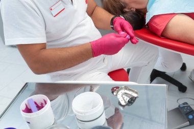 diş hekimi döküm için malzeme hazırlar