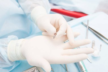 Diş hekimi diş implantı tutar 