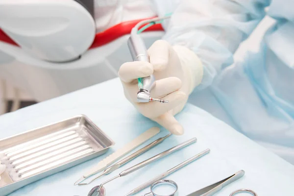 Diş hekimi implantasyon için araçları tutuyor — Stok fotoğraf