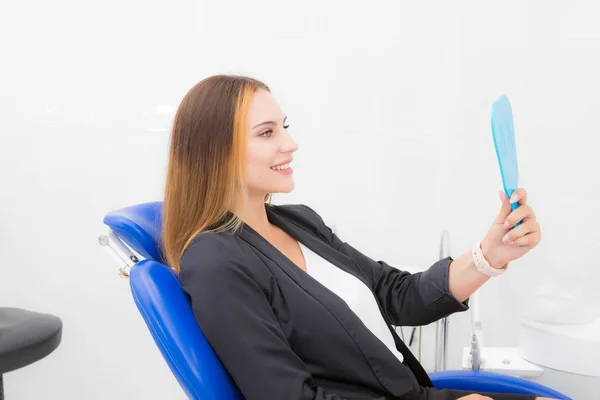 Mulher no dentista com um espelho — Fotografia de Stock