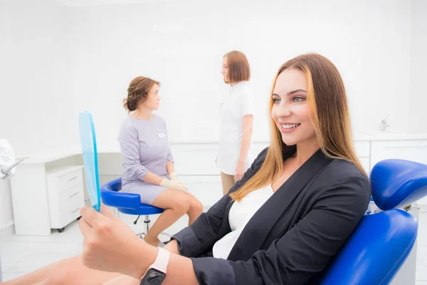 Vrouw bij de tandarts met een spiegel — Stockfoto