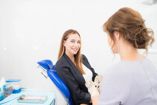 Пациентка общается с дантистом — стоковое фото
