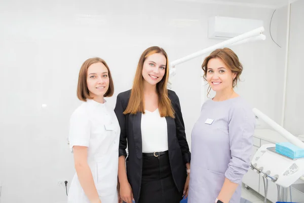 Tandläkare, assistent, patient efter behandling — Stockfoto