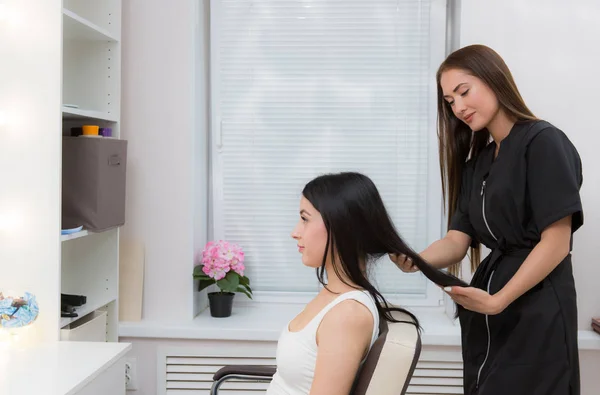 Parrucchiere esamina i capelli del cliente — Foto Stock