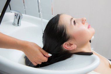 kadın bir güzellik salonunda saçlarını yıkayın