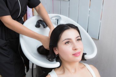 kadın bir güzellik salonunda saçlarını yıkayın
