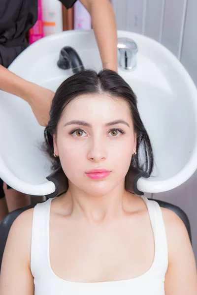 Donna lavarsi i capelli in un salone di bellezza — Foto Stock