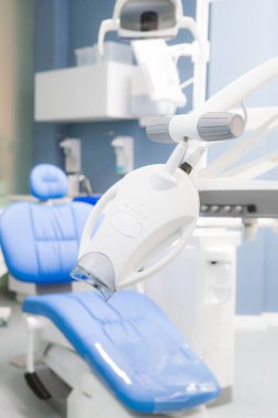 Diş kliniğinde diş beyazlatma cihazı