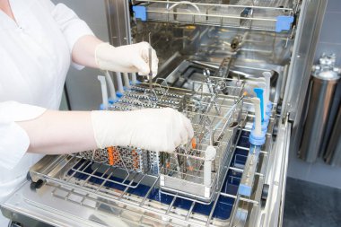 Otoklavda tıbbi aletler sterilize ediliyor. Diş hekimliği