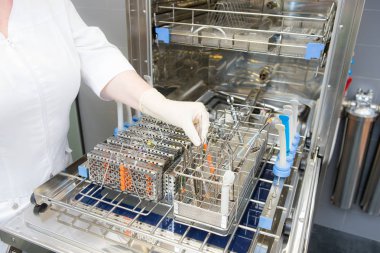 Otoklavda tıbbi aletler sterilize ediliyor. Diş hekimliği
