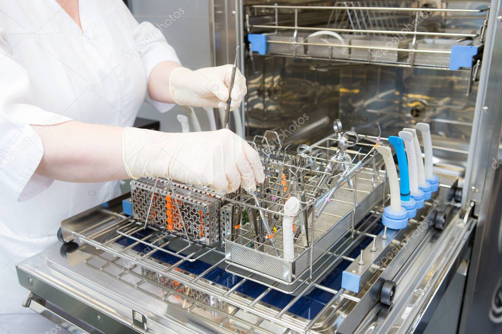 Esterilización de instrumentos médicos en autoclave. Consultorio dental