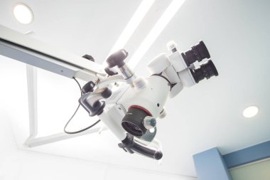 Profesyonel bir diş endodontik dürbün mikroskobu görüntüsü