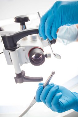Profesyonel bir diş endodontik dürbün mikroskobu görüntüsü