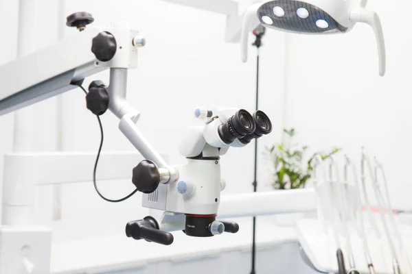 Immagine di un microscopio binoculare endodontico dentale professionale — Foto Stock