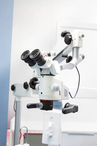 Zdjęcie profesjonalnego mikroskopu obuocznego dentystycznego endodontycznego — Zdjęcie stockowe