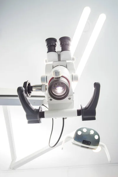 Изображение профессионального зубного эндодонтического бинокулярного микроскопа — стоковое фото