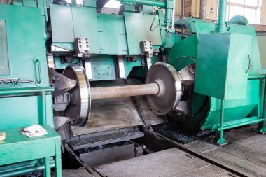 Bir tornada raylı tekerlek seti. Demiryolu vagonlarının tamirhanesi