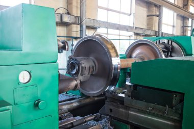 Bir tornada raylı tekerlek seti. Demiryolu vagonlarının tamirhanesi