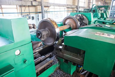 Bir tornada raylı tekerlek seti. Demiryolu vagonlarının tamirhanesi