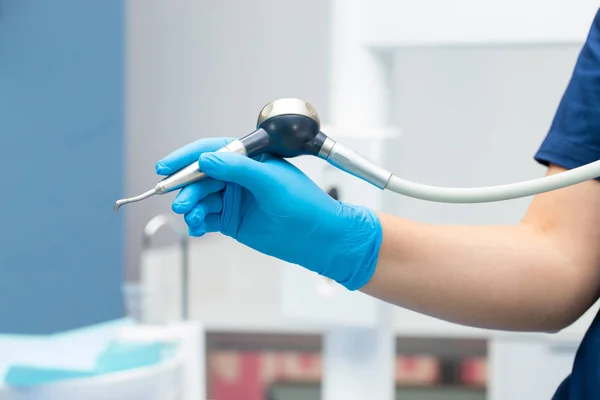 Herramienta de flujo de aire de los dientes de cerca en la mano . — Foto de Stock