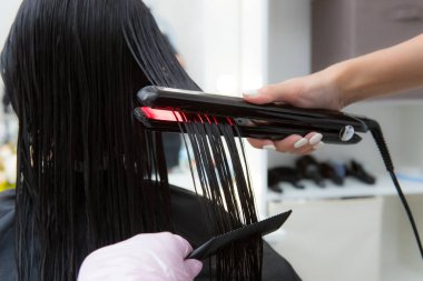 Keratin geri kazanma saç ve protein yığını profesyonel ultrasonik demir alet ile.