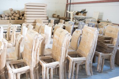 Mobilya üretimi için bir depoda çok sayıda ahşap sandalye