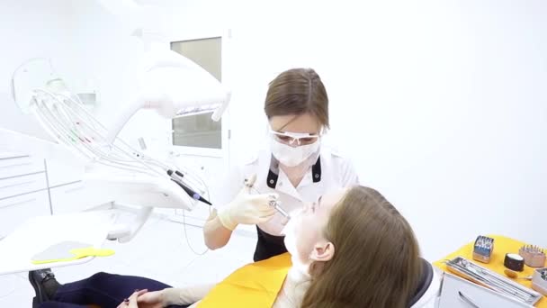 Анестезия зубов, красивая молодая женщина получает инъекцию перед лечением . — стоковое видео