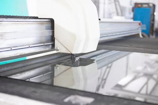 Maschine zum Schneiden, Schleifen und Lasermarkieren von Flachglas — Stockfoto