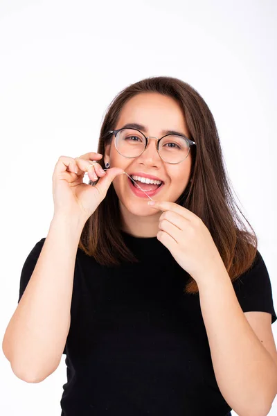 Junge Schöne Frau Mit Brille Mit Zahnseide Auf Weißem Hintergrund — Stockfoto