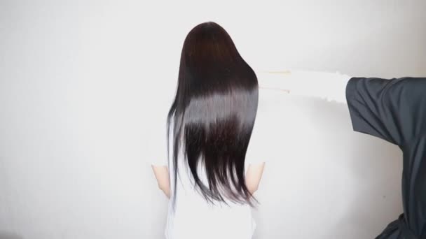 Kahverengi Saçlı Bir Kız Için Bir Kuaför Bir Kuaförde Saç — Stok video