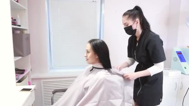 Atrakcyjne młoda kobieta stylista sukienki klient fryzjerskie peignoir — Wideo stockowe