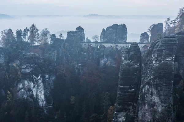 Karanlık sahne, Bastei sisli gün batımında. Vampirlerin yaşadığı bir yer. Kaya oluşumları Elbe Kumtaşı Dağları Sonbahar, Almanya, Sakson İsviçre Ulusal Parkı içinde için Bastei görüntüleyin.