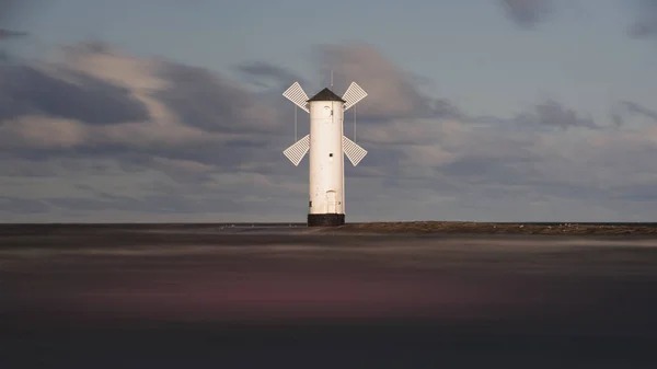 シフィノウィシチェ ポーランドのバルト海の港の灯台 — ストック写真