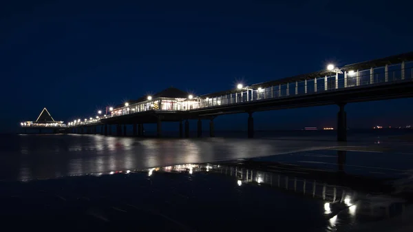 ドイツのリューゲン島の有名な海ヘリングスドルフ橋 — ストック写真