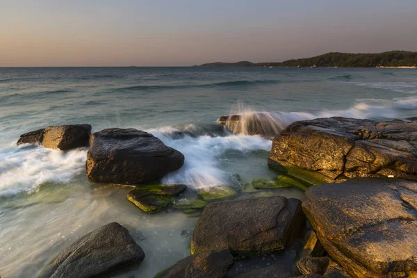 Beautiful Sunrise Beach Samet Rocks Sea Waves Thailand — Stock Photo, Image