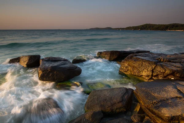 Ko Samet, kayalar ve deniz dalgaları, Tayland plaj üzerinde güzel gündoğumu