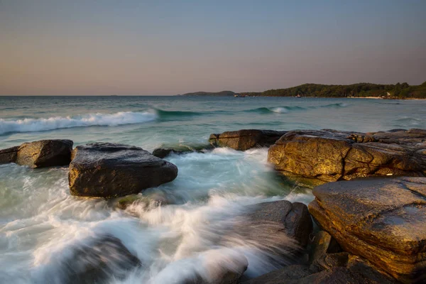 Ko Samet, kayalar ve deniz dalgaları, Tayland plaj üzerinde güzel gündoğumu