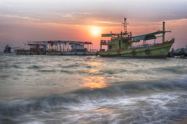 Kho Samet, Tayland teknesi ile plaj üzerinde şaşırtıcı gündoğumu