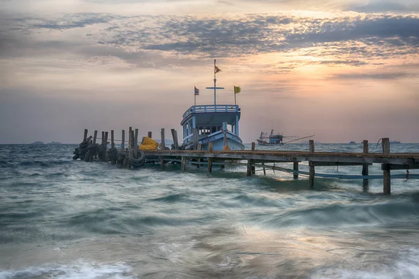 Nascer Sol Incrível Sobre Praia Com Barco Kho Samet Tailândia — Fotografia de Stock