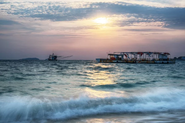 Kho Samet, Tayland teknesi ile plaj üzerinde şaşırtıcı gündoğumu