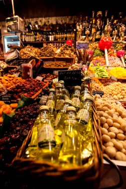 Mercado de La Boqueria içinde baharatlar ile alışveriş