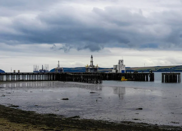 石油掘削装置およびインヴァーゴードン スコットランド近くクロマーティ ファースの桟橋 — ストック写真