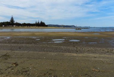 Sandy beach Amorino Park Orewa Red Beach, Yeni Zelanda, denize akan nehir ile