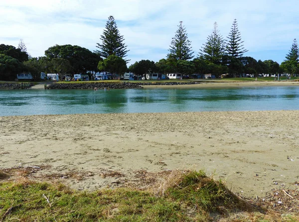 Camping Orewa Nueva Zelanda Con Algunas Personas Bañándose Río Orewa — Foto de Stock